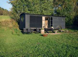 Maringotka une mini maison mobile au style traditionnel Maringotka