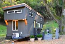 Cette Tiny House sur roues dispose d’un comptoir/bar ! Tiny House Basic