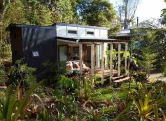 Portal une mini maison sur roues avec un lit rétractable