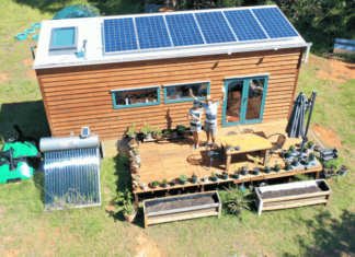 Ce couple a construit une tiny house sur roues autonome Ce couple a construit une tiny house sur roues autonome
