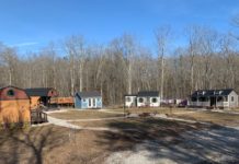 Une famille a construit un petit village privé où les enfants ont leur propre tiny house village famille brinks