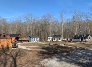 Une famille a construit un petit village privé où les enfants ont leur propre tiny house village famille brinks
