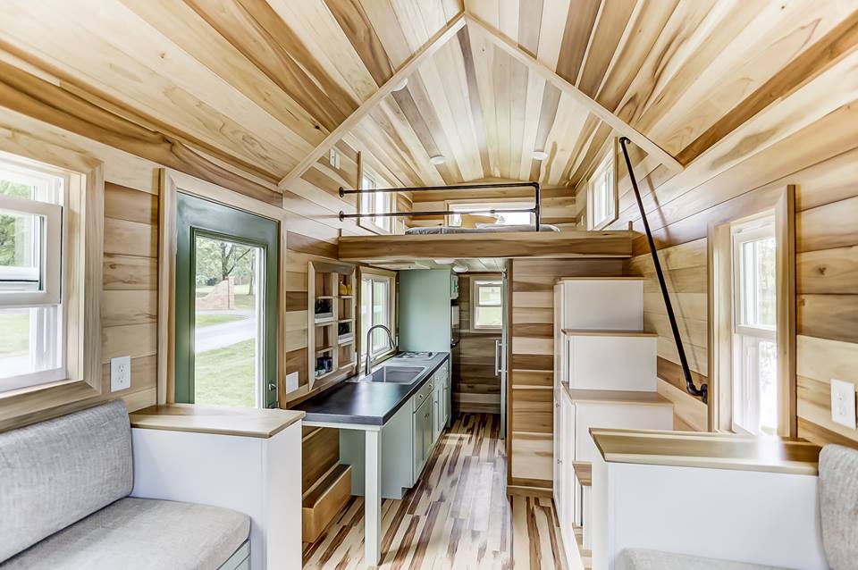 une mini maison sur roues avec un intérieur tout en bois