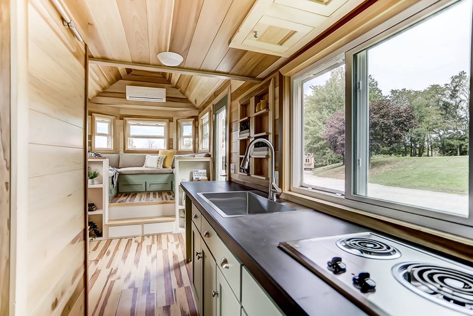Point une mini maison sur roues avec un intérieur tout en bois