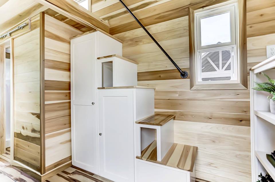 une mini maison sur roues avec un intérieur tout en bois