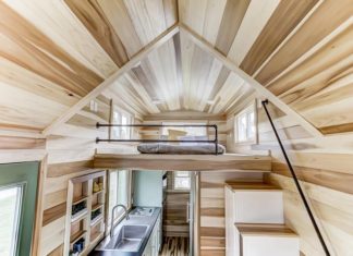 Point une mini maison sur roues avec un intérieur tout en bois