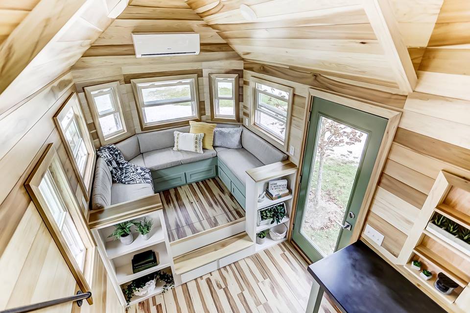 Point une mini maison sur roues avec un intérieur tout en bois