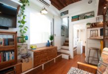 Cette mini maison a été conçue et construite par Kell, une maman célibataire escalier qui mene au loft de la tiny house de kell