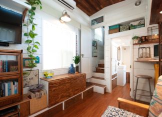 Cette mini maison a été conçue et construite par Kell, une maman célibataire escalier qui mene au loft de la tiny house de kell