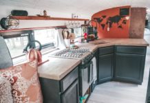 Une famille a acheté un bus scolaire à 5 000 $ et l’a transformé en une magnifique maison mobile autobus scolaire vue cuisine avant