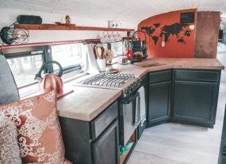 Une famille a acheté un bus scolaire à 5 000 $ et l’a transformé en une magnifique maison mobile autobus scolaire vue cuisine avant