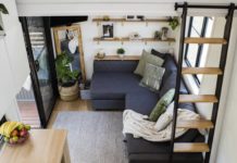 Cette tiny house familiale a un intérieur optimisé