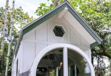 Une tiny house avec une grande fenêtre circulaire tiny house avec fenetre cirulaire