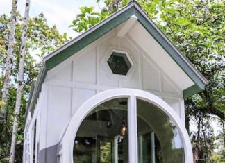 Une tiny house avec une grande fenêtre circulaire tiny house avec fenetre cirulaire
