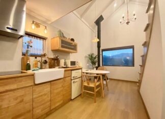 Ex-Small une mini maison est mobile et extensible Une cuisine tout en longueur en regard de l'escalier menant à la mezzanine