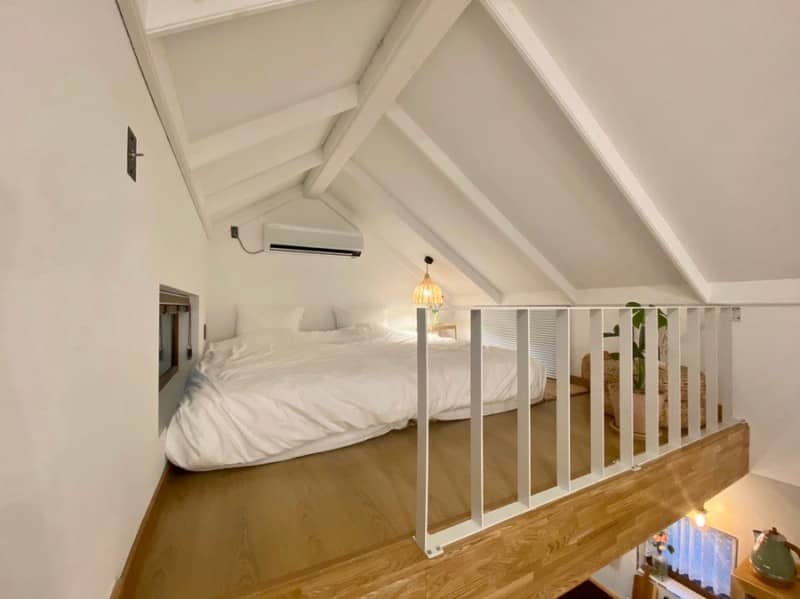 Dans le mezzanine un lit double et une hauteur sous plafond confortable. La couleur blanc des murs et la hauteur apporte une vraie sensation d'espace