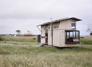 Une mini maison avec un toit extensible pour faciliter le transport + Plans The Brook est habillé de cyprès, de verre et de cuivre et dispose d'un toit extensible.