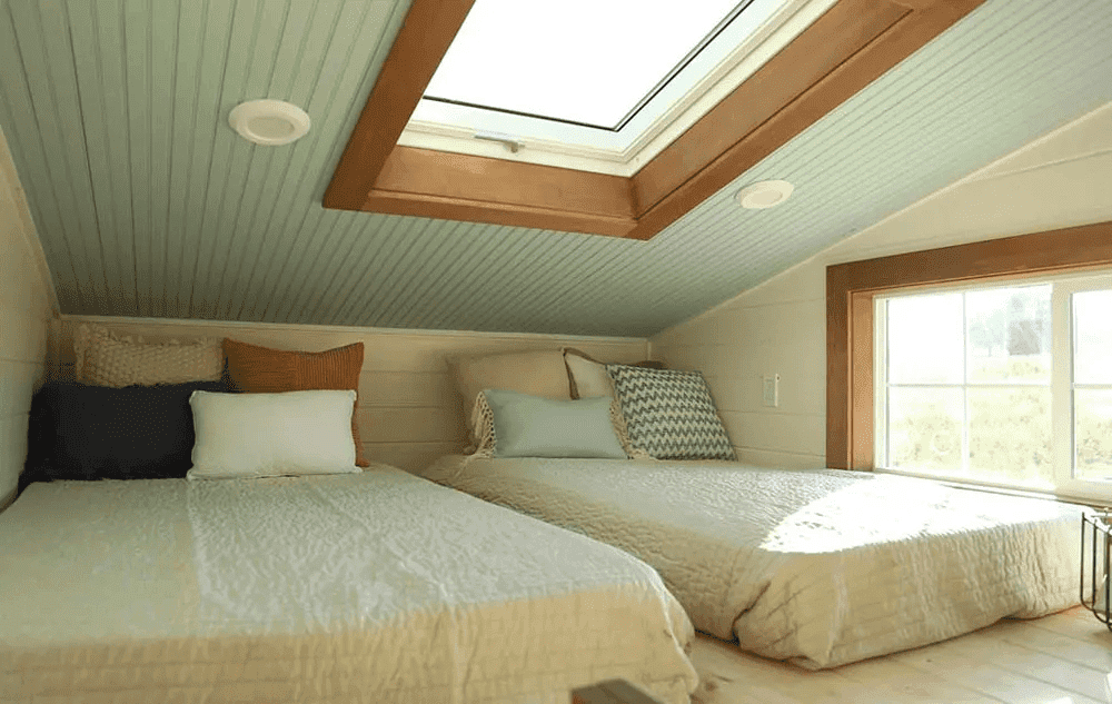 La mezzanine peut recevoir deux lits simples ou un lit double, en fonction des besoins