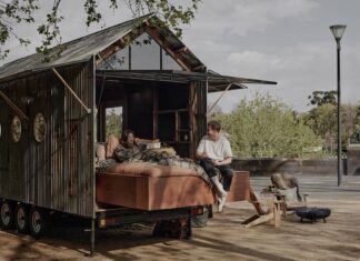 Une tiny house écologique avec un lit escamotable lit escamotable Stella the Stargazer