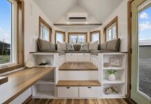 Une tiny house avec plein d’astuces de rangement L'intérieur de la Bofin a la particularité d'avoir un grand salon surélevé doté de nombreux rangements