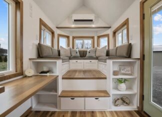 Une tiny house avec plein d’astuces de rangement L'intérieur de la Bofin a la particularité d'avoir un grand salon surélevé doté de nombreux rangements