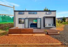 Cette tiny house à deux mezzanines peut accueillir 6 personnes