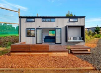 Cette tiny house à deux mezzanines peut accueillir 6 personnes