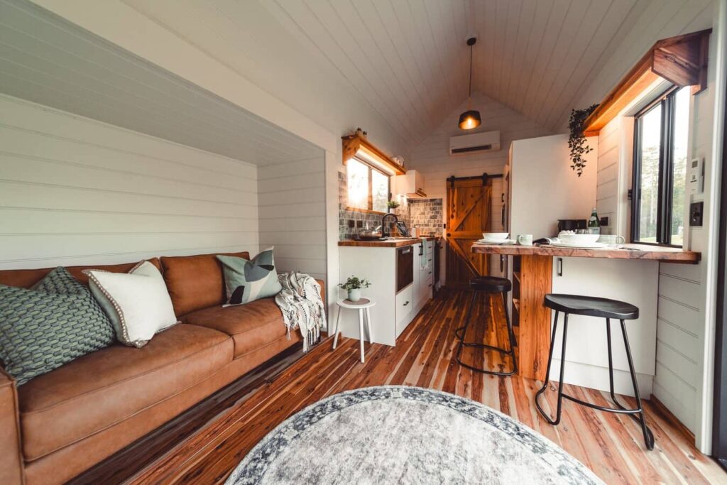 Cette tiny house offre 24m2 chaleureux et fonctionnel