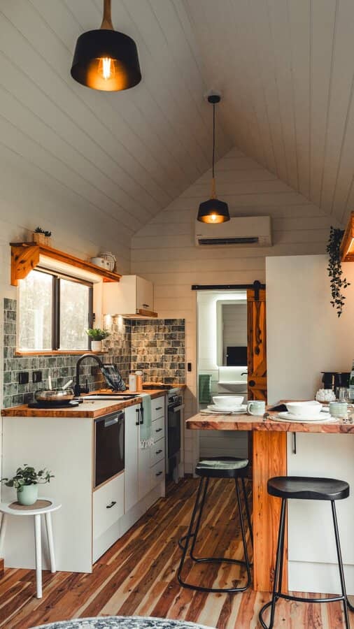 Cette tiny house offre 24m2 chaleureux et fonctionnel